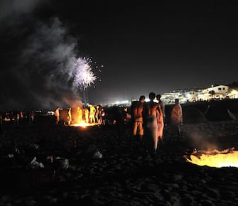 Falo' sulla spiaggia e fuochi d'artificio in attesa del Ferragosto a Marina di Tor San Lorenzo, Roma, 15 agosto 2012.
ANSA/MARIO DE RENZIS