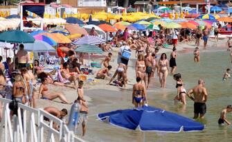 Emergenza Coronavirus, primo weekend di Agosto sulla spiaggia di Mondello affollata, niente mascherine protettive e nessun distanziamento (Alessandro Fucarini/Fotogramma, PALERMO - 2020-08-01) p.s. la foto e' utilizzabile nel rispetto del contesto in cui e' stata scattata, e senza intento diffamatorio del decoro delle persone rappresentate