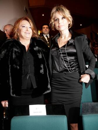 MILANO - AMBROGINI D ORO 2009 MILANO - CERIMONIA DI CONSEGNA DEGLI AMBROGINI D ORO 2009 AL TEATRO DAL VERME - MEDAGLIA D ORO A MARINA BERLUSCONI CON LA MADRE CARLA DALL OGLIO (Elisa Locci / IPA/Fotogramma, Milano - 2009-12-07) p.s. la foto e' utilizzabile nel rispetto del contesto in cui e' stata scattata, e senza intento diffamatorio del decoro delle persone rappresentate