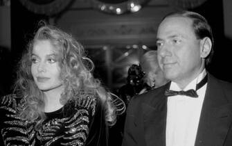 Silvio Berlusconi con l'allora compagna Veronica Lario al teatro La Scala per la prima del Nabucco, a Milano l' 8 dicembre 1986. ANSA ARCHIVIO