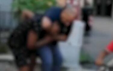 Vicenza, convalidato arresto per ragazzo preso per il collo da agente