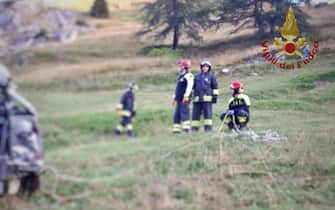 I vigili del fuoco sul luogo del drammatico incidente avvenuto nella notte a
Castelmagno, in alta Valle Grana, nelle Alpi Cozie meridionali della provincia di Cuneo, 12 agosto 2020. In prossimitÃ  del rifugio Maraman, lungo la strada per Monte Crocetta, un Land Rover Defender 130 Ã¨ uscito di strada, per cause in corso di accertamento. Cinque le vittime. Con il conducente di 24 anni sono morti altri quattro giovanissimi tra gli 11 e i 16 anni. Quattro i feriti, due in gravi condizioni, anche loro giovani.
ANSA/ VIGILI DEL FUOCO
+++ ANSA PROVIDES ACCESS TO THIS HANDOUT PHOTO TO BE USED SOLELY TO ILLUSTRATE NEWS REPORTING OR COMMENTARY ON THE FACTS OR EVENTS DEPICTED IN THIS IMAGE; NO ARCHIVING; NO LICENSING +++