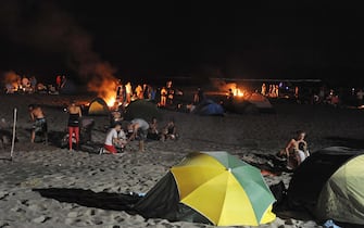 Falo' sulla spiaggia e fuochi d'artificio in attesa del Ferragosto a Marina di Tor San Lorenzo, Roma, 15 agosto 2012.
ANSA/MARIO DE RENZIS