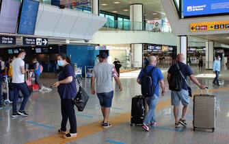 Vacanzieri all'aeroporto di Fumicino, dove oggi e domani sono previsti rispettivamente 230 e 245 voli, tra arrivi e partenze