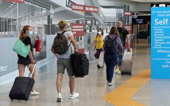 Vacanzieri all'aeroporto di Fumicino, dove oggi e domani sono previsti rispettivamente 230 e 245 voli, tra arrivi e partenze