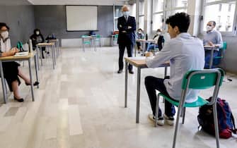 Uno studente durante la prova orale all'esame di maturita' al liceo scientifico statale Volta durante l'emergenza Coronavirus a Milano, 17 giugno 2020.ANSA/Mourad Balti Touati

