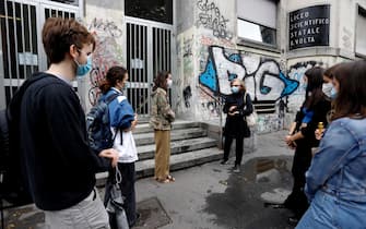 Studenti davanti all'edificio scolastico prima della prova orale all'esame di maturita' al liceo statale A. Volta  durante l'emergenza Coronavirus a Milano, 17 giugno 2020.ANSA/Mourad Balti Touati