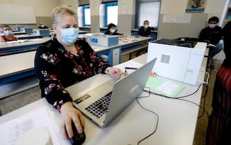 Esami di maturita al liceo Volta La commissione mentre si prepara per il primo giorno degli esami di maturita' al liceo statale A. Volta durante l'emergenza Coronavirus a Milano, 17 giugno 2020.ANSA/Mourad Balti Touati