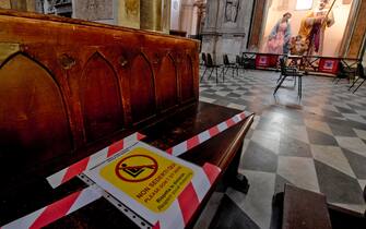 Prima messa nel duomo di Napoli dopo il lockdown deciso dal Governo per arginare il contagio da Coronavirus. Pochi fedeli, tutti con la mascherina, e all'ingresso, al posto dell'acqua benedetta, un dispenser per sanificare le mani 19 maggio 2020
ANSA / CIRO FUSCO