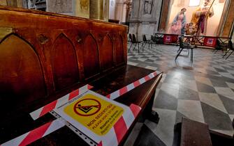 Prima messa nel duomo di Napoli dopo il lockdown deciso dal Governo per arginare il contagio da Coronavirus. Pochi fedeli, tutti con la mascherina, e all'ingresso, al posto dell'acqua benedetta, un dispenser per sanificare le mani  19 maggio 2020
ANSA / CIRO FUSCO