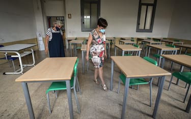 Controllo della distanza tra i banchi nelle aule e preparativi per l??anno scolastico al Liceo Scientifico Bottoni di Milano, 18 agosto 2020.
ANSA/MATTEO CORNER