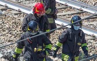 Un momento delle operazioni di soccorso a  seguito del deragliamento di un treno poco prima delle 12 a Carnate, nei pressi della stazione Carnate-Usmate, in Brianza, 18 Agosto 2020. ANSA/andrea fasani