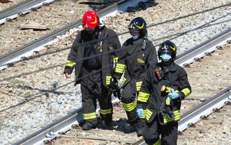 Un momento delle operazioni di soccorso a  seguito del deragliamento di un treno poco prima delle 12 a Carnate, nei pressi della stazione Carnate-Usmate, in Brianza, 18 Agosto 2020. ANSA/andrea fasani