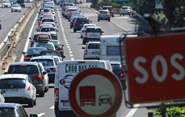 Code in autostrada tra Firenze sud e Incisa dovute al traffico intenso dell'esodo estivo, 9 agosto 2014. ANSA/ MAURIZIO DEGL'INNOCENTI

