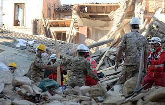 The handout picture released on 26 August 2016 by the Italian Army Press Office shows rescue teams working amid the rubble during search and recovery operations in the Lazio mountain village of Amatrice after the earthquake in central Italy. The Civil Protection Department said Friday the latest provisional death toll from Wednesday' earthquake in central Italy is of 267 dead. Of these, 207 died in the Lazio mountain village of Amatrice, 11 in nearby Accumoli and 49 in the village of Arquata del Tronto, in the neighboring Marche region. ITALIAN ARMY PRESS OFFICE   +++ ANSA PROVIDES ACCESS TO THIS HANDOUT PHOTO TO BE USED SOLELY TO ILLUSTRATE NEWS REPORTING OR COMMENTARY ON THE FACTS OR EVENTS DEPICTED IN THIS IMAGE; NO ARCHIVING; NO LICENSING +++