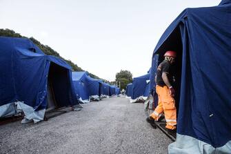 La Protezione civile allestisce ad Accumoli (Rieti) una tendopoli per accogliere gli sfollati del terremoto, 24 agosto 2016.  ANSA/ANGELO CARCONI
