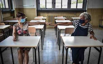 Controllo della distanza tra i banchi nelle aule al Liceo Scientifico Bottoni di Milano, 18 Agosto 2020.  Ansa/Matteo Corner