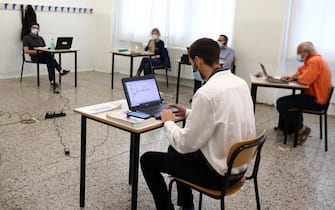Un momento del primo giorno degli esami di maturità alla scuola superiore ITIS Castelli di Brescia, Brescia, 17 giugno 2020. ANSA/SIMONE VENEZIA