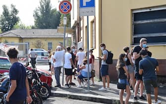 Coda delle persone rientrate dall’estero per fare il tampone all’ospedale Amedeo di Savoia, Torino, 23 agosto 2020 ANSA/ALESSANDRO DI MARCO