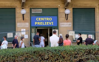 Coda delle persone rientrate dall’estero per fare il tampone all’ospedale Molinette, Torino, 23 agosto 2020 ANSA/ALESSANDRO DI MARCO