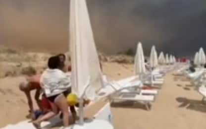 Tromba d’aria in Salento, bagnanti in fuga a Marina di Pescoluse VIDEO