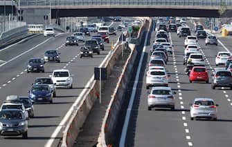 Traffico intenso sulla A1, nel tratto di Scandicci, per il controesodo dei vacanzieri, Firenze, 26 agosto 2018. ANSA/ CLAUDIO GIOVANNINI