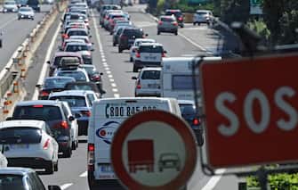 Code in autostrada tra Firenze sud e Incisa dovute al traffico intenso dell'esodo estivo, 9 agosto 2014. ANSA/ MAURIZIO DEGL'INNOCENTI
