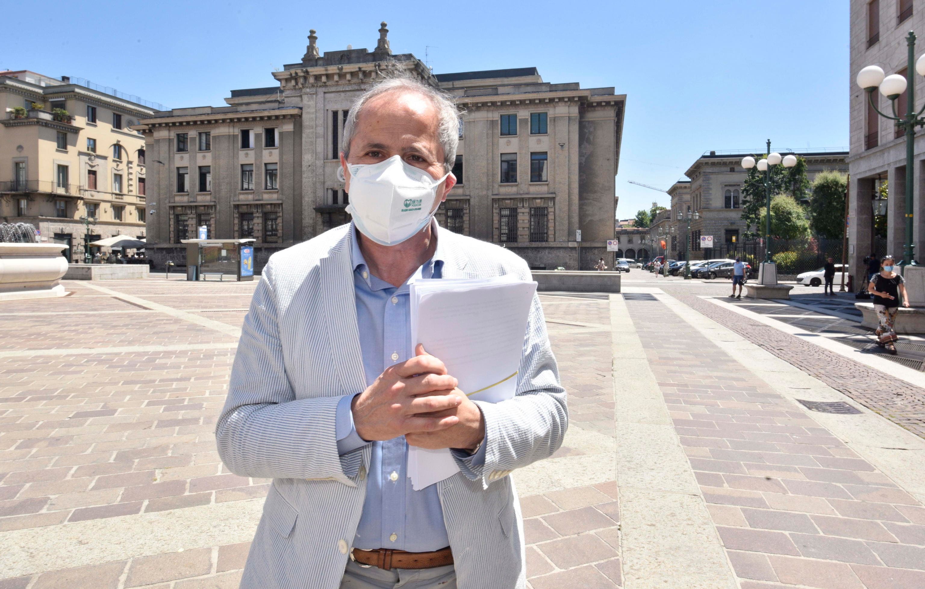 Il virologo Andrea Crisanti, dir lab di Microbiologia e virologia di Padova Il direttore del dipartimento di Medicina molecolare e virologica dell'Università di Padova, Andrea Crisanti, esce dalla procura di Bergamo dopo un colloquio con i magistrati che si occupano delle inchieste sulle conseguenze del coronavirus nel Bergamasco, 22 giugno 2020. ANSA/FILIPPO VENEZIA