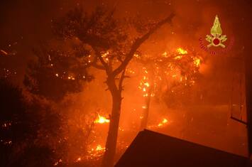 Incendio ad Altofonte, evacuati 400 abitanti. LE FOTO