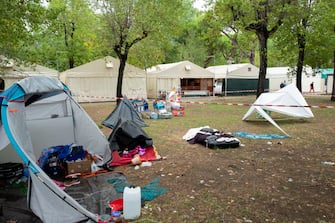 Carabinieri e soccorritori sul posto dove un albero è caduto su  una tenda nel campeggio Verde Mare in località Partaccia a Marina di Massa, 30 agosto 2020.
ANSA/Riccardo Dalle Luche