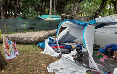 Maltempo, albero su tenda a Marina di Massa: morte due sorelle