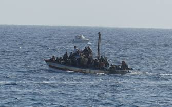 50 tunisini a bordo di un barcone entrano nel porto di Lampedusa, 13 ottobre 2019. dopo avere sostato qualche minuto all'imboccatura del porto a motore spento, hanno atteso l'arrivo delle motovedette. La capitaneria di porto li ha accompagnati all'entrata del porto prima di farli trasferire all'interno del centro di accoglienza. ANSA/DESIDERIO