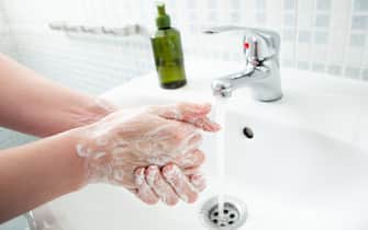 MADRID, SPAIN - MARCH 10: Health authorities recommend people to wash their hands often as a precaution against transmission of the covid-19 coronavirus. The number of people confirmed to be infected with the coronavirus (COVID-19) in Spain has increased to at least 1,639, with the latest death toll reaching 36, according to the country’s Health Ministry on March 10, 2020 in Various Cities, Spain. (Photo by Pablo Cuadra/Getty Images)