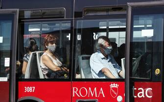 Persone su un bus a Roma Persone su un bus a Roma