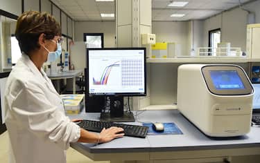 Il nuovo laboratorio regionale  di biologia molecolare dell'Arpa per l analisi dei tamponi Covid-19 inaugurato a La Loggia, Torino, 2 settembre 2020. ANSA/ALESSANDRO DI MARCO