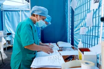 Dottoresse archiviano le schede dei pazienti che hanno fatto il tampone nel drive in dell'Ospedale San Paolo a Milano, 1 settembre 2020.ANSA/Mourad Balti Touati