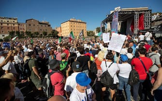 Un momento della manifestazione dei negazionisti a piazza della Bocca della Verità, Roma, 5 settembre 2020.
ANSA/MASSIMO PERCOSSI