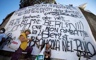 Un momento della manifestazione dei negazionisti a piazza della Bocca della Verità,  Roma, 5 settembre 2020.
ANSA/MASSIMO PERCOSSI
