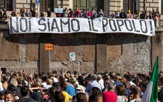 Un momento della manifestazione dei negazionisti a piazza della Bocca della Verità,  Roma, 5 settembre 2020.
ANSA/MASSIMO PERCOSSI
