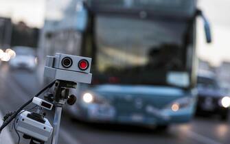 Un autovelox della Polizia Roma Capitale, Roma, 14 maggio 2014. L'autovelox sbarca a Roma per combattere l'alta velocità in città. Da lunedì i primi 7 autovelox monitoreranno, a rotazione, le strade a maggiore rischio di incidenti mortali, dove i limiti da rispettare vanno dai 30 ai 70 chilometri orari.
ANSA/MASSIMO PERCOSSI