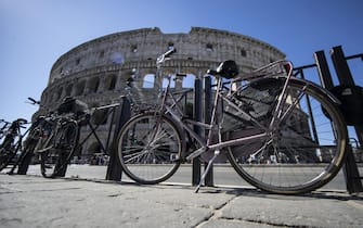 Biciclette parcheggiate fuori del Colosseo a Roma, 16 maggio 2017.
ANSA/MASSIMO PERCOSSI