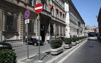 I segnali stradali, rimossi ieri pomeriggio da via del Plebiscito per la manifestazione in sostegno a Berlusconi e poi ricollocati in tarda serata al loro posto. Inizialmente erano stati rimontati in 'modo non regolamentare', con viti e saldatura a vista, e addirittura con qualche errore: il cartello che indica la rimozione dei veicoli h24, infatti, era stato posizionato sotto il divieto di accesso invece che sotto il divieto di sosta. All'errore stamane hanno posto rimedio i tecnici del Comune di Roma. ANSA/ ALESSANDRO DI MEO