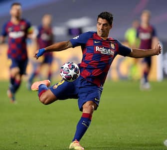 LISBON, PORTUGAL - AUGUST 14: Luis Suarez of FC Barcelona shoots during the UEFA Champions League Quarter Final match between Barcelona and Bayern Munich at Estadio do Sport Lisboa e Benfica on August 14, 2020 in Lisbon, Portugal. (Photo by Manu Fernandez/Pool via Getty Images)
