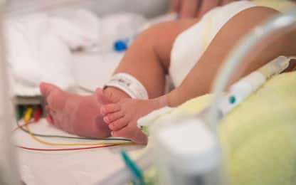 Covid, bimba di 7 mesi ricoverata in terapia intensiva a Roma