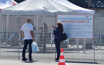 ROME, ITALY - SEPTEMBER 04:  Medical staff attend the new COVID-19 drive-in test centre, the largest in the Lazio region, to carry out rapid COVID-19 antigen swabs in the Long Stay car park at Leonardo da Vinci-Fiumicino Airport on September 4, 2020 in Rome, Italy.  (Photo by Simona Granati - Corbis/Getty Images)