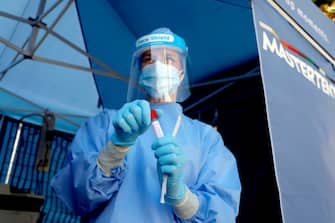 Una dottoressa con il kit per il tampone rileva Covid all'Ospedale San Paolo a Milano, 1 settembre 2020.ANSA/Mourad Balti Touati