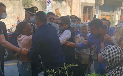 Pontassieve, Salvini strattonato da una giovane: camicia strappata