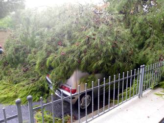 Una vera e propria tempesta con lampi, fulmini, forti piogge e un vento da nord ovest si sta abbattendo su Cagliari e l'hinterland allagando nuovamente le strade che qualche ora fa erano state invase dalla pioggia a causa di una bomba d'acqua, 10 settembre 2020.
ANSA/MANUEL SCORDO