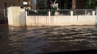 Viale Poetto a Cagliari allagato, 10 settembre 2020. Una vera e propria tempesta con lampi, fulmini, forti piogge e un vento da nord ovest si sta abbattendo su Cagliari e l'hinterland allagando nuovamente le strade che qualche ora fa erano state invase dalla pioggia a causa di una bomba d'acqua, 10 settembre 2020.
ANSA/ANDREA FRIGO