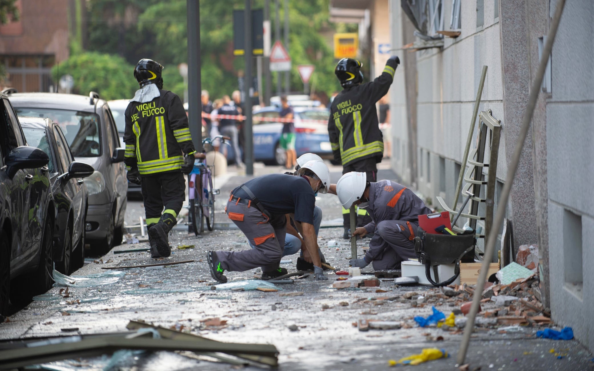 Esplosione appartamento in Piazzale Libia a MIlano Police and firefighters at the site where there was an explosion in an apartment this morning in Milan, Italy, 12 September 2020.
Five people were slightly injured and one more seriously the first balance of the explosion that occurred this morning in a building in Piazzale Libia in Milan.
ANSA/Andrea Fasani